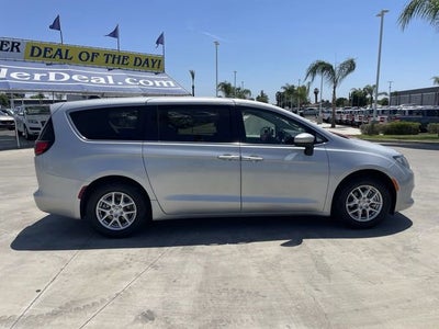 2022 Chrysler Voyager LX
